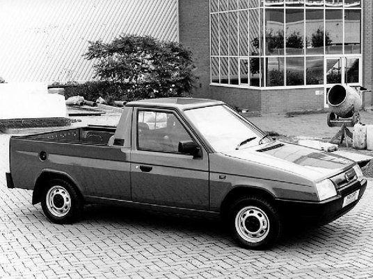 W gamie były różne wersje nadwoziowe, w tym kombi i pickup.