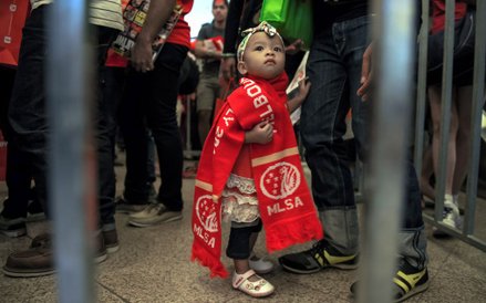 Dziecko kibicujące zespołowi Liverpool podczas imprezy promocyjnej w centrum handlowym w Kuala Lumpu