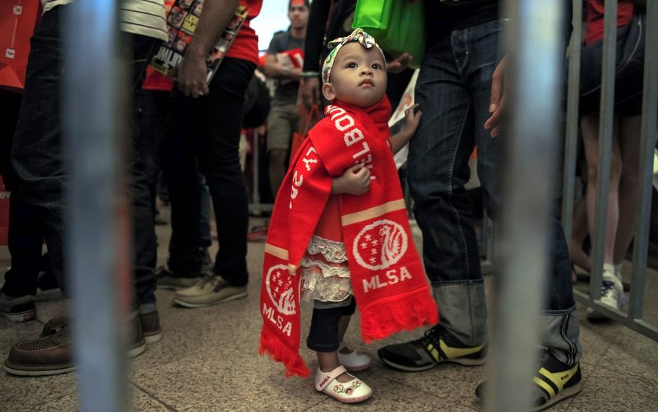 Dziecko kibicujące zespołowi Liverpool podczas imprezy promocyjnej w centrum handlowym w Kuala Lumpu