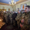 Ukraińscy żołnierze modlą się w cerkwi w obwodzie charkowskim