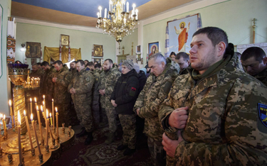 Ukraińscy żołnierze modlą się w cerkwi w obwodzie charkowskim