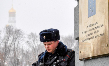 Rosyjski policjant pilnuje przedstawicielstwa Unii Europejskiej w Moskwie