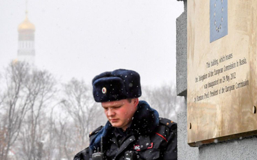 Rosyjski policjant pilnuje przedstawicielstwa Unii Europejskiej w Moskwie