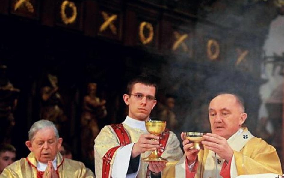 Abp Kazimierz Nycz (z prawej) przypominał, że dla 98 proc. młodzieży największą wartością jest rodzi