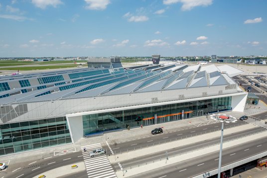 Historia pokazuje, że Warszawa może być stabilnym punktem przesiadkowym, a PLL LOT zyska w tym roku 