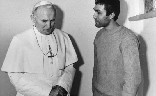 27 grudnia 1983 r. papie&#x17c; odwiedzi&#x142; Agc&#x119; w wi&#x119;zieniu