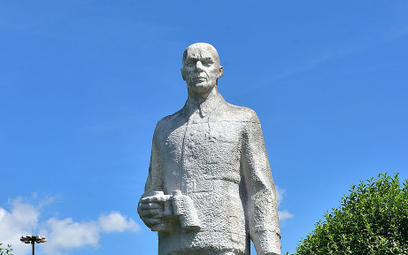 W Warszawie przewrócono pomnik generała Berlinga