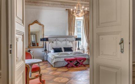 Ozdobą wnętrz pałacowych są m.in. naścienne malowidła z przełomu XVIII i XIX