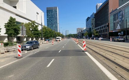 Ulica Marszałkowska z wygrodzonymi pasami ruchu, przygotowywana pod przebudowę torowiska i utworzeni