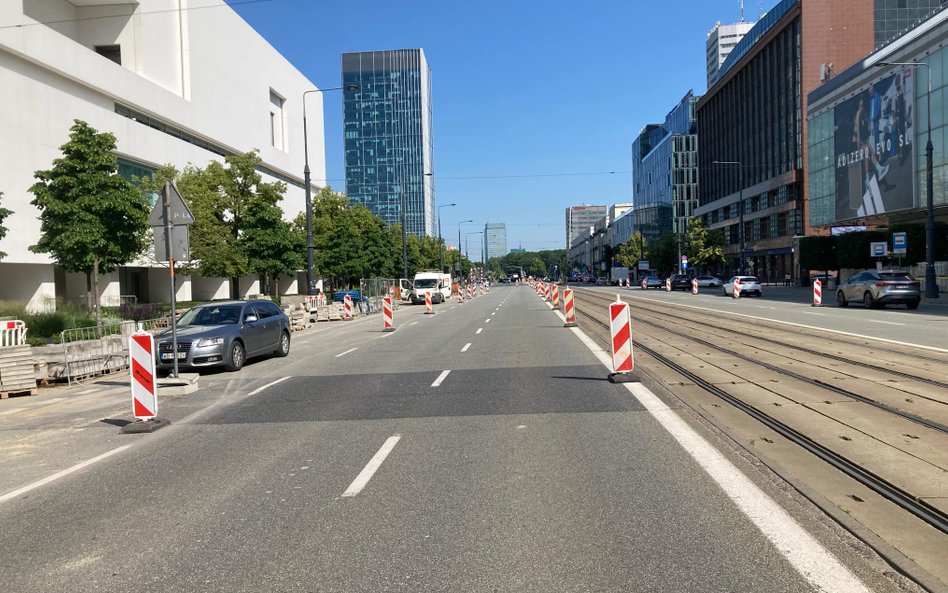 Ulica Marszałkowska z wygrodzonymi pasami ruchu, przygotowywana pod przebudowę torowiska i utworzeni