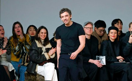 Julien Dossena jest dyrektorem kreatywnym Paco Rabanne (obecnie – Rabanne) od 2014 roku.