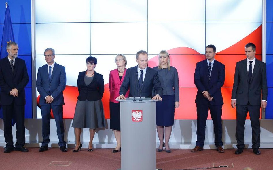 Rekonstrukcja rządu nie pomogła PO. Na zdjęciu premier Tusk podczas prezentacji nowych ministrów 20 