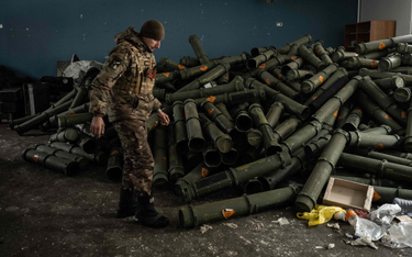 Ukraiński artylerzysta w okolicach Bachmutu – dziennie artyleria wystrzeliwuje setki pocisków