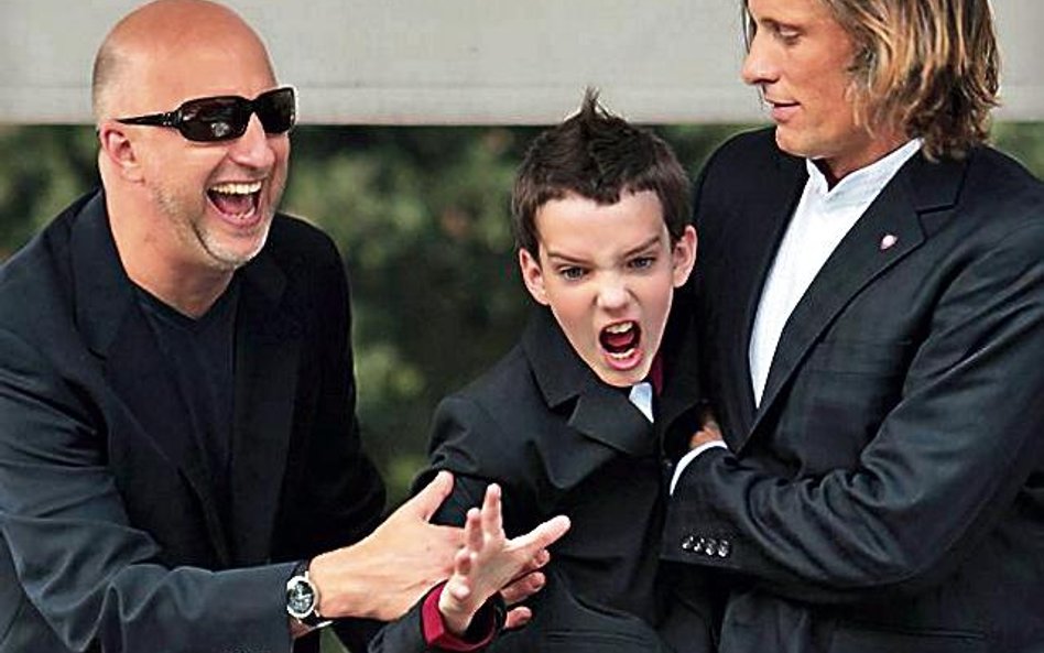Reżyser “Drogi” John Hillcoat (z lewej) w towarzystwie aktorów: Kodiego Smit-McPhee i Viggo Mortense