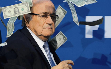 Brytyjski aktor komediowy Simon Brodkin obrzucił szefa FIFA Seppa Blattera banknotami przed konferen