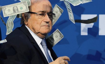 Brytyjski aktor komediowy Simon Brodkin obrzucił szefa FIFA Seppa Blattera banknotami przed konferen