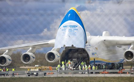 Na początku pandemii sprzęt medyczny sprowadzano m.in. z Chin (na zdj. samolot transportowy Antonow 