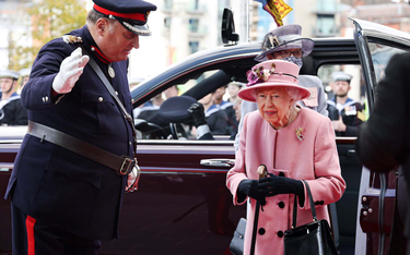 Elżbieta II w 2021 przed wejściem do parlamentu Walii.