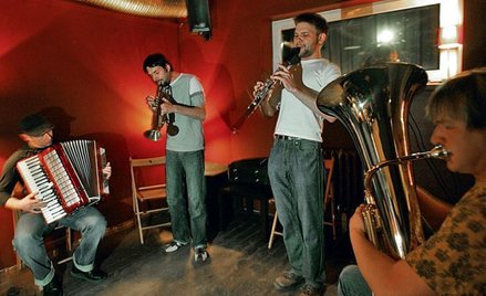 Sztetl Quartet, czyli muzycy pochodzący z Sejn, w Warszawie adaptujący tradycyjną muzykę klezmerską 