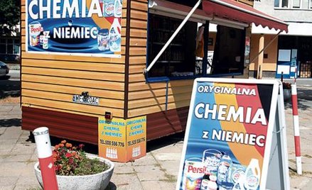 Sklepów, sklepików i stoisk z „oryginalną chemią z Niemiec” przybywa w Internecie i na ulicach polsk