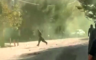 Kadr z nagrania z jednego z irańskich miast, w którym doszło do zamieszek