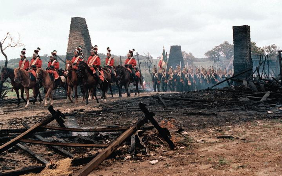 Meksykańska kawaleria i piechota podchodzi pod Alamo, fotos z filmu „Alamo” Johna Lee Hancocka z 200