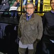 Grzywa, zarost, nieodłączna kurteczka i sceptyczny stosunek do mediów. Stephen Bannon w pełnej krasi