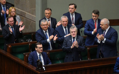 Mateusz Morawiecki i członkowie rządu w rządowych ławach w Sejmie