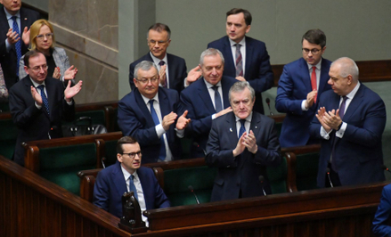 Mateusz Morawiecki i członkowie rządu w rządowych ławach w Sejmie
