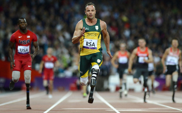 Oscar Pistorius  wygrywa finał męskiej sztafety  podczas Igrzysk Paraolimpijskich w Londynie w 2012 