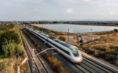 Hiszpańskie pociągi za darmo. Sposób na inflację i koszty benzyny