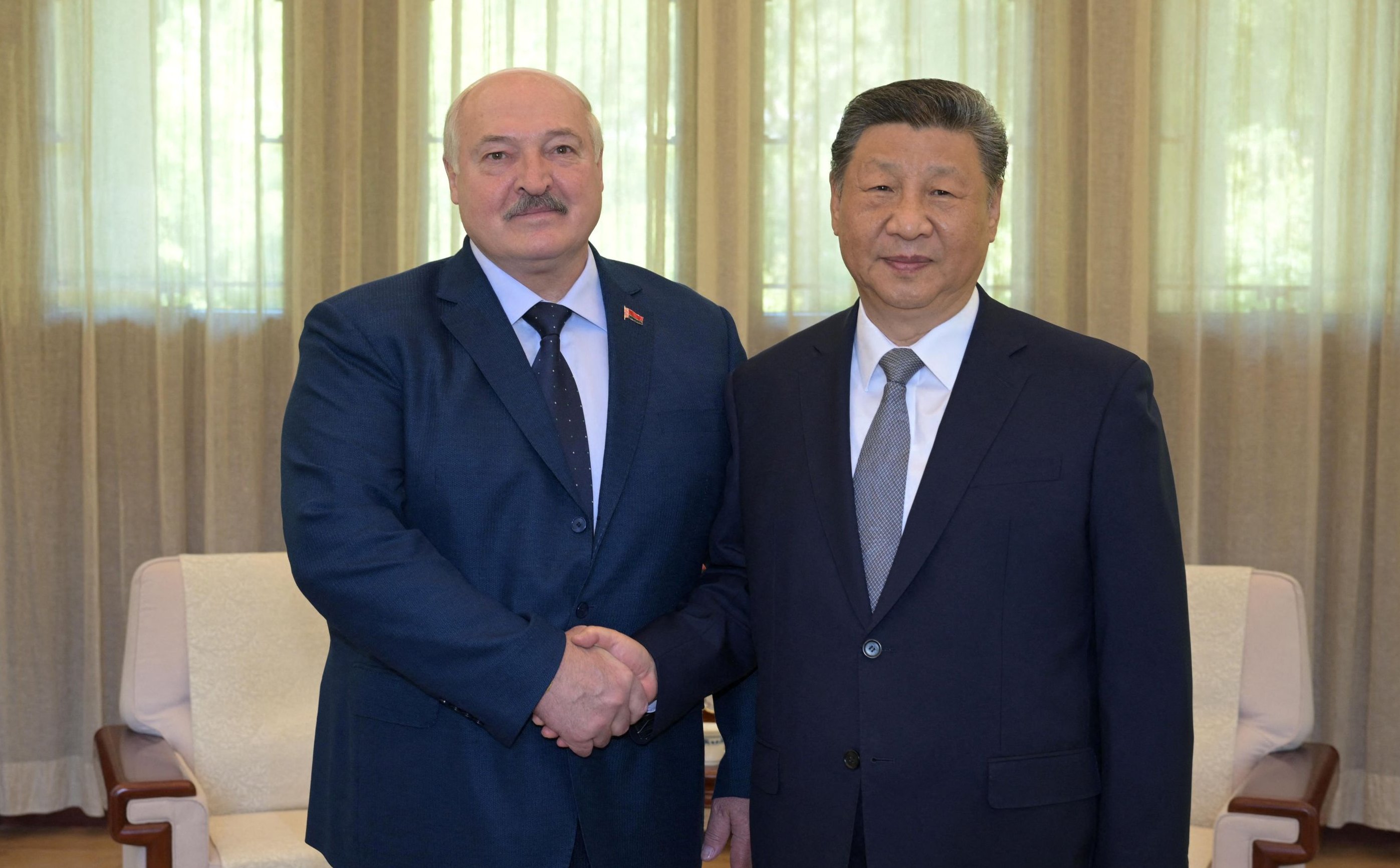 Aleksander Łukaszenko z „rodzinną wizytą” w Pekinie. Jak Chiny wspierają reżim w Mińsku