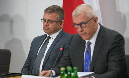 Przewodniczący zespołu, poseł PO Roman Giertych (P) oraz sędzia, były prezes Sądu Okręgowego w Gliwi