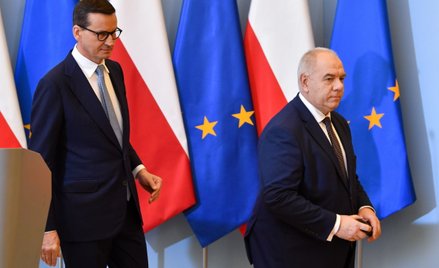 Premier Mateusz Morawiecki (L) i wicepremier, minister aktywów państwowych Jacek Sasin (P)
