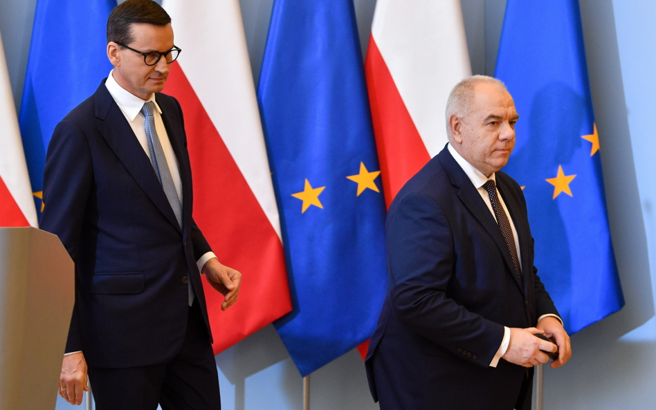 Premier Mateusz Morawiecki (L) i wicepremier, minister aktywów państwowych Jacek Sasin (P)