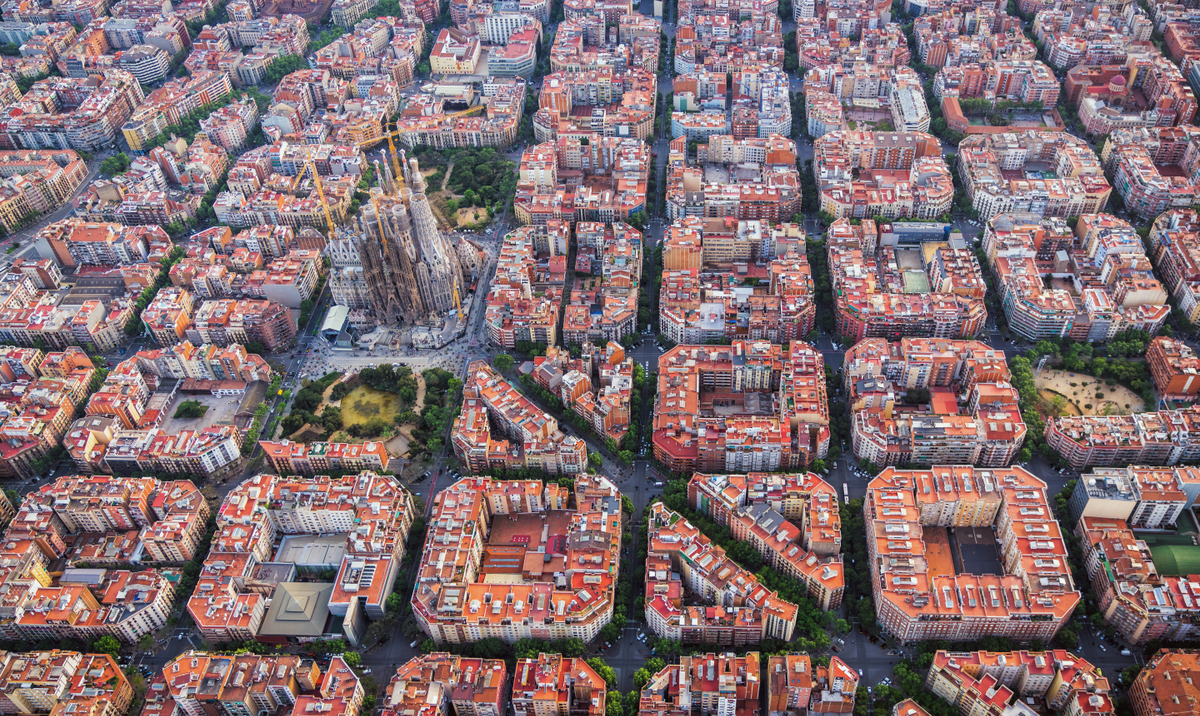 Dachy w Barcelonie zostaną przemalowane na biało? Ma to pomóc w walce z