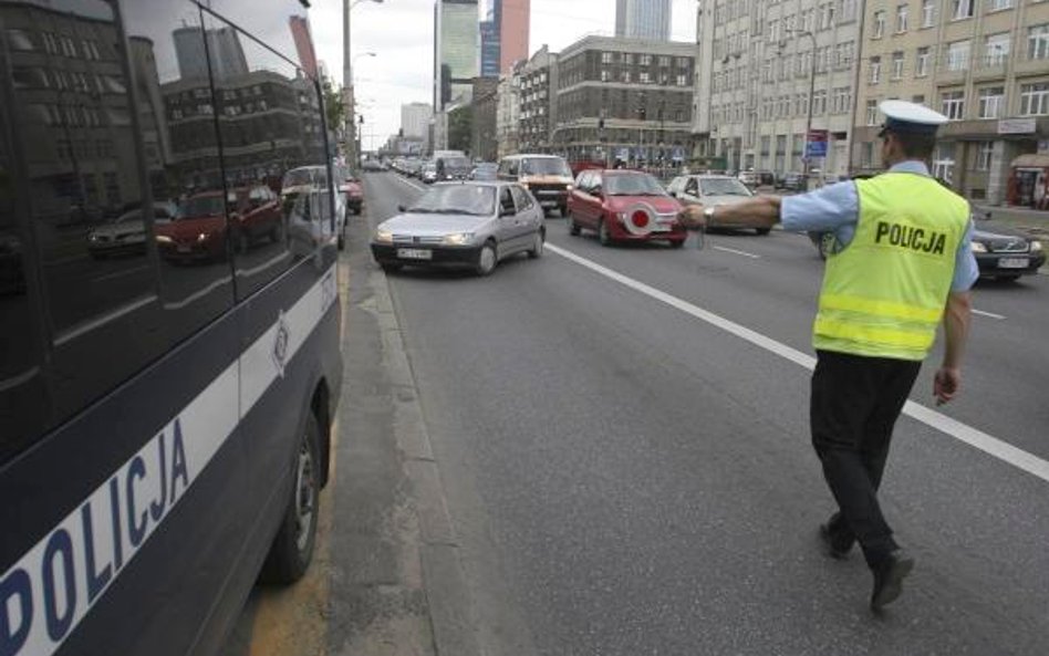 Policja sprawdzi przez telefon, czy kierowca ma ubezpieczenie OC