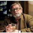 Janusz Gajos jako profesor matematyki zakochany w wyścigach konnych; fot. Piotr Fiuk/Forum Film