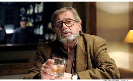 Janusz Gajos jako profesor matematyki zakochany w wyścigach konnych; fot. Piotr Fiuk/Forum Film