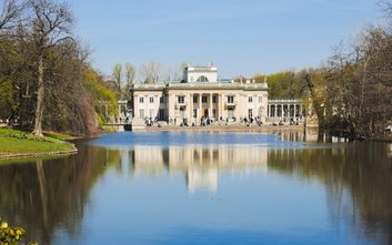 Z powodu trudnych warunków atmosferycznych Łazienki Królewskie są zamknięte do odwołania