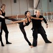 Od lewej: Sergey Popov, Yuka Ebihara i Ashley Page (choreograf) na próbie baletu Page’a „Century Rol