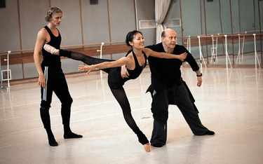 Od lewej: Sergey Popov, Yuka Ebihara i Ashley Page (choreograf) na próbie baletu Page’a „Century Rol