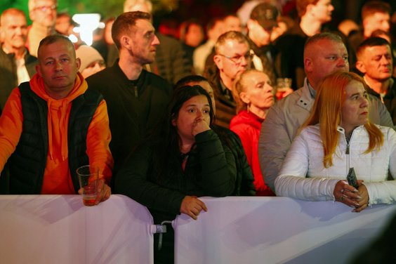 Budapeszt, zwolennicy Fideszu słuchają przemówienia Viktora Orbána