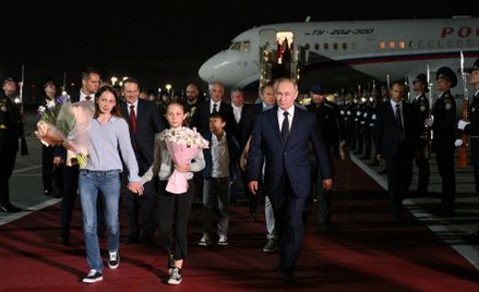 Władimir Putin wita Rosjan uwolnionych w ramach wymiany więźniów