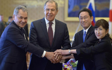 Chwilę przed kłótnią: rosyjscy ministrowie obrony Siergiej Szojgu oraz spraw zagranicznych Siergiej 
