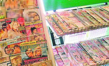 Stojak z prasą erotyczną w punkcie sprzedaży Ruchu