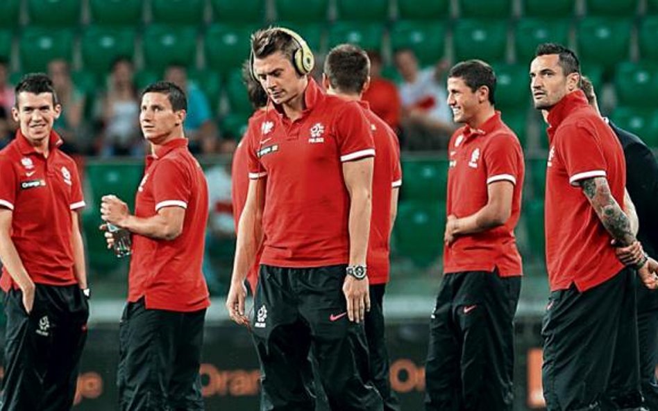 Łukasz Piszczek (w środku) w reprezentacji Polski nie gra tak dobrze jak w Borussii. Może czas na in