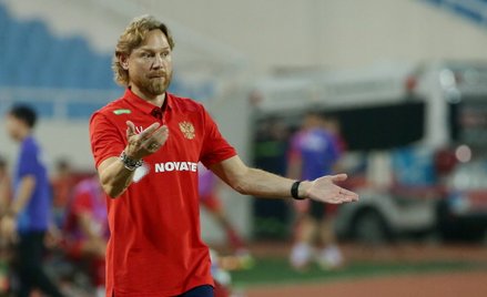Walerij Karpin, selekcjoner reprezentacji Rosji, podczas towarzyskiego meczu z Wietnamem we wrześniu