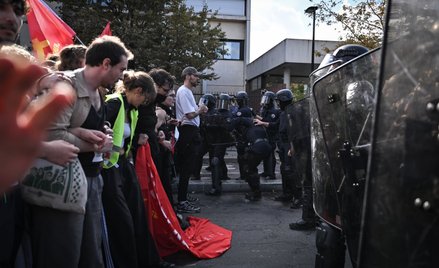 Starcie między policją a demonstrantami podczas protestu licealistów w Saint-Denis we Francji