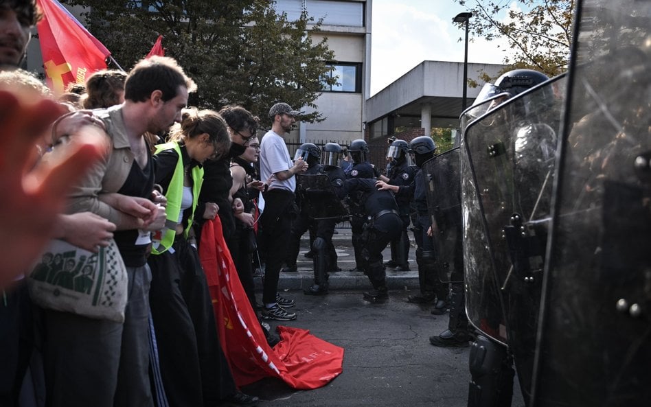 Starcie między policją a demonstrantami podczas protestu licealistów w Saint-Denis we Francji